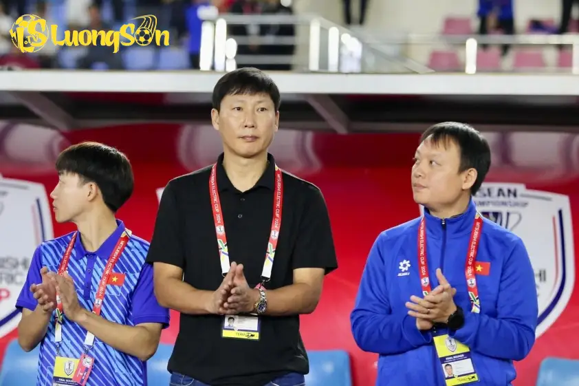 HLV Kim Sang Sik sẽ cân nhắc sử dụng hợp lý 4 cầu thủ của Việt Nam trong trận gặp Manchester United